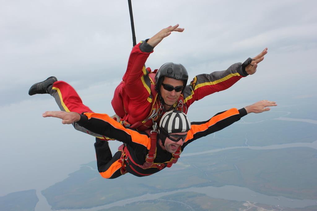 Первый прыжок с парашютом в тандеме с инструктором Дмитрия