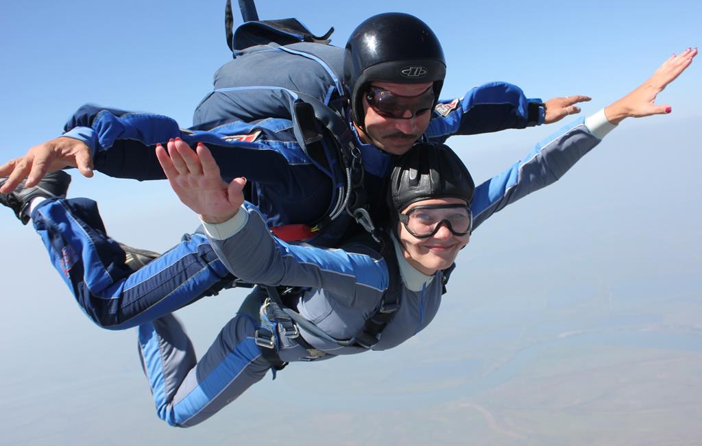 Первый прыжок с парашютом в тандеме с инструктором Катерины