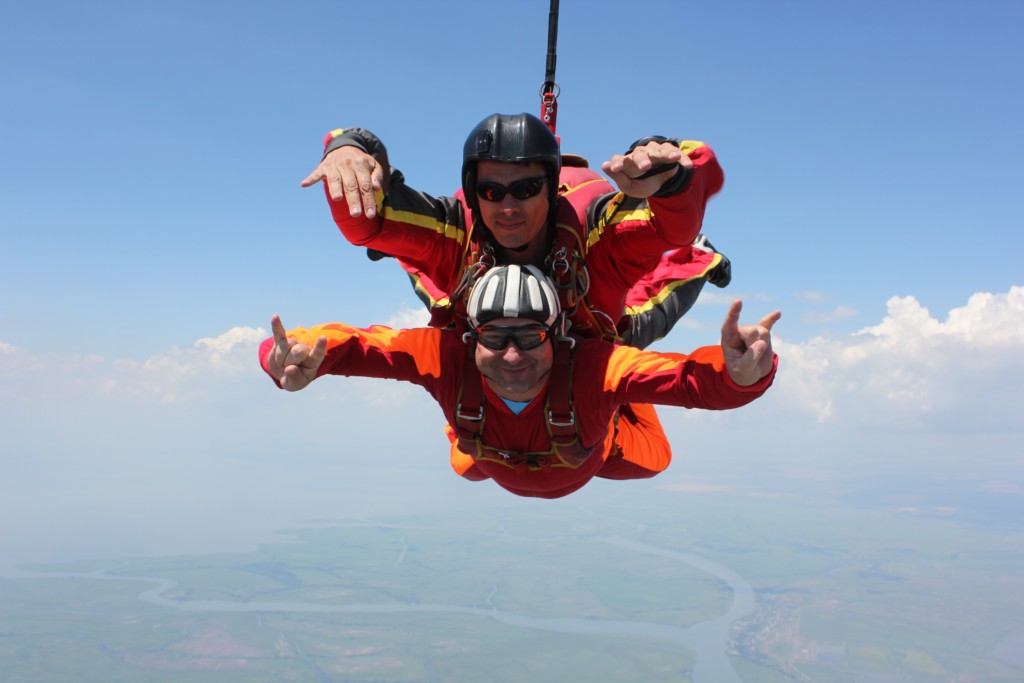 Первый прыжок с парашютом в тандеме с инструктором
