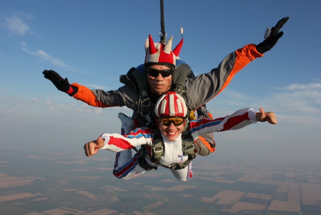 Первый прыжок с парашютом в тандеме с инструктором Александры