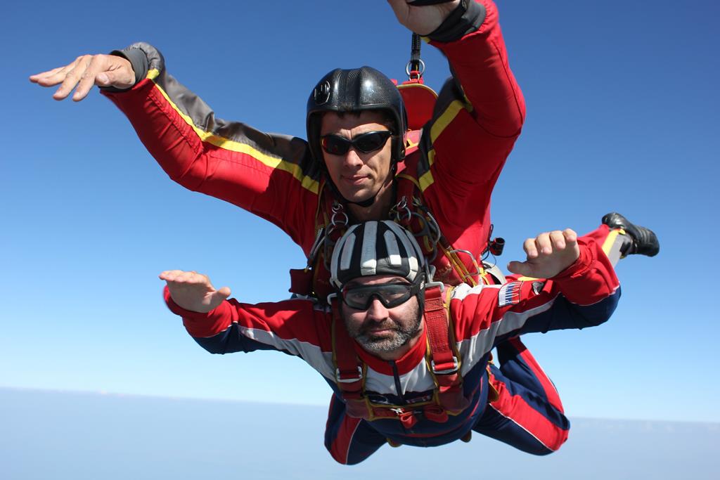 Первый прыжок с парашютом в тандеме с инструктором Едгара