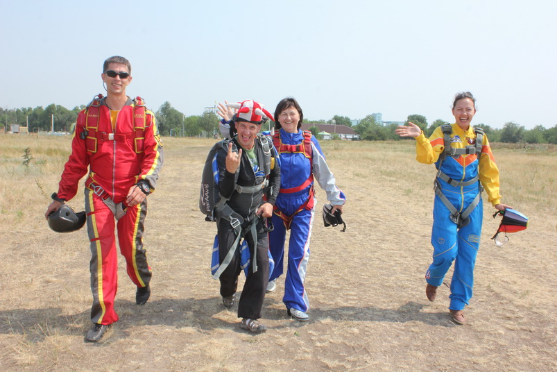 Первый прыжок с парашютом в тандеме с инструктором Ирины Первый прыжок с парашютом в тандеме с инструктором Александры
