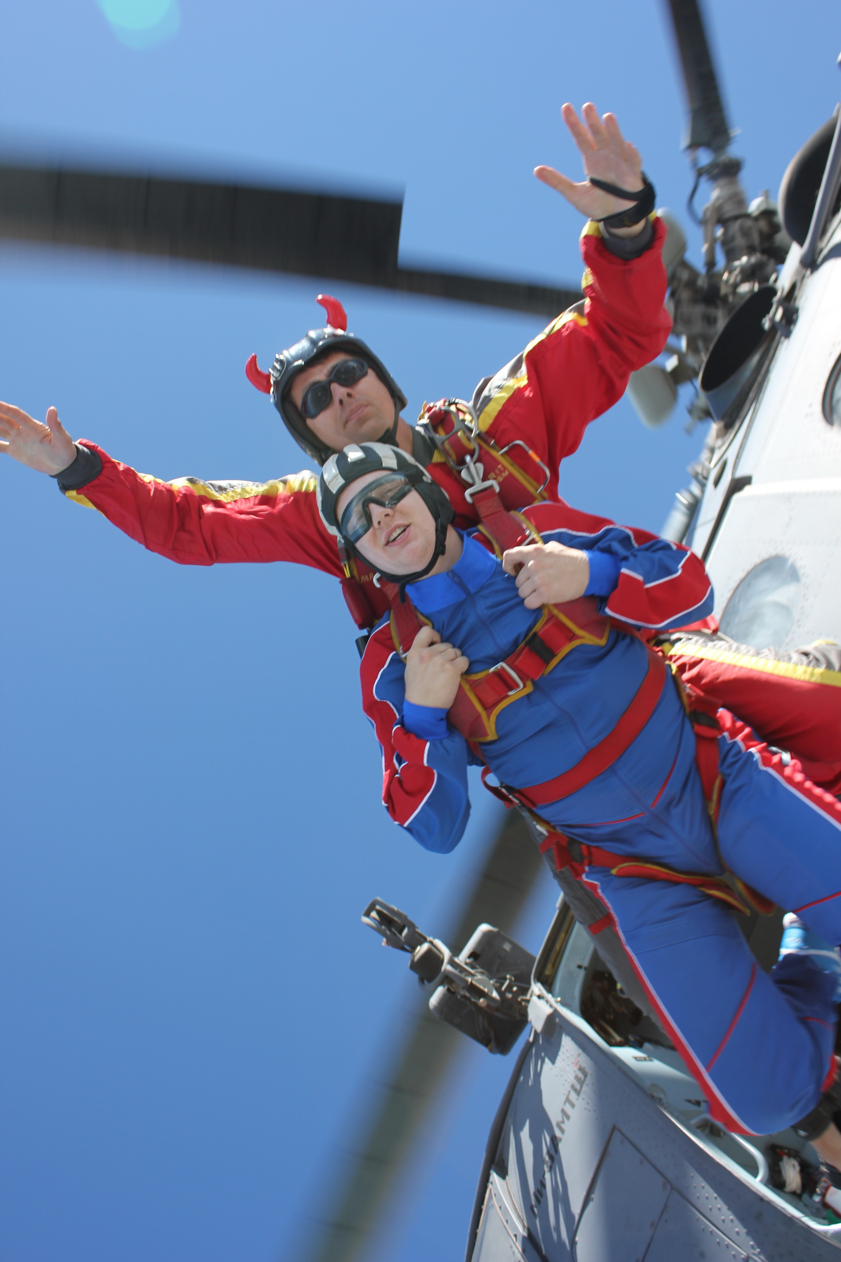 Первый прыжок с парашютом в тандеме с инструктором Вадима Первый прыжок с парашютом в тандеме с инструктором Вадима