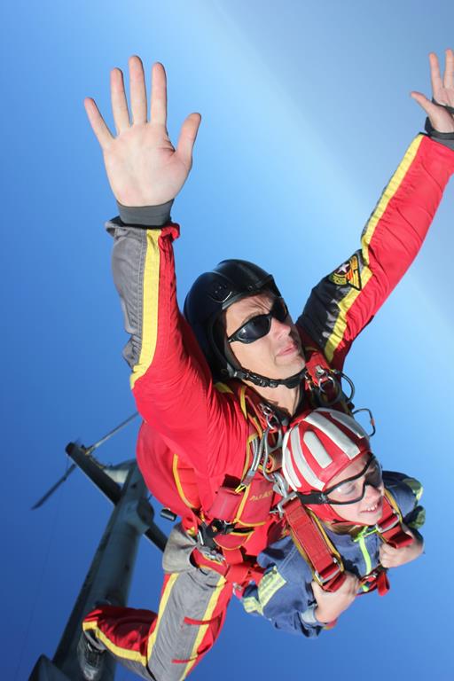 Второй прыжок с парашютом в тандеме с инструктором Ксюши Второй прыжок с парашютом в тандеме с инструктором Ксюши