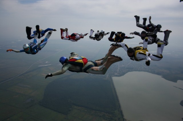 Построение парашютистами формации в Азовском аэроклубе Построение парашютистами формации в Азовском аэроклубе