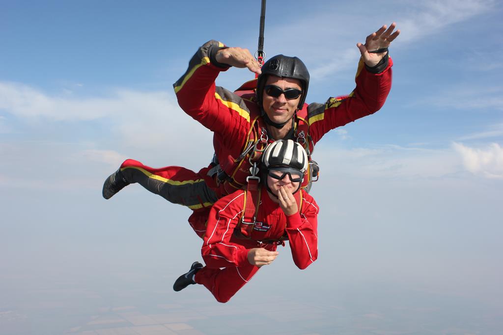 Первый прыжок с парашютом в тандеме с инструктором Натальи Первый прыжок с парашютом в тандеме с инструктором Натальи