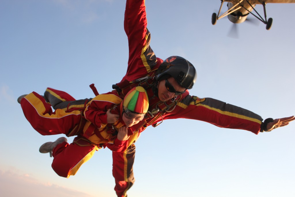 Первый прыжок с парашютом в тандеме с инструктором Вероники и Николая Первый прыжок с парашютом в тандеме с инструктором Вероники и Николая