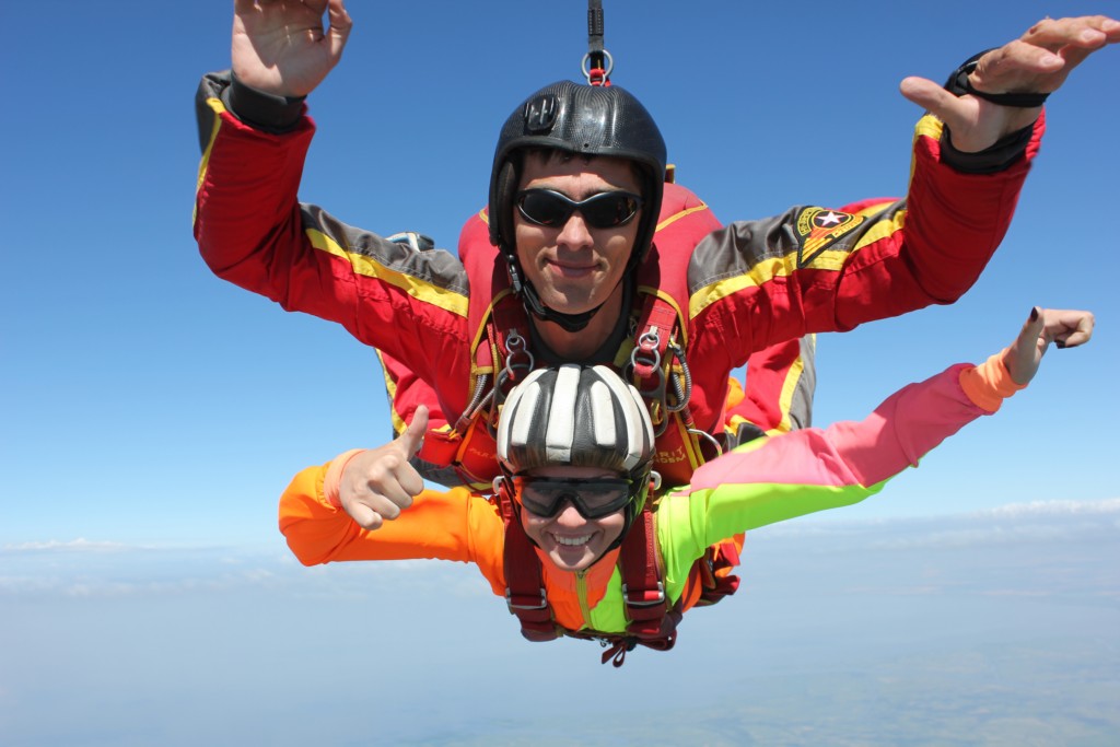 Первый прыжок с парашютом в тандеме с инструктором в Азовском аэроклубе Первый прыжок с парашютом в тандеме с инструктором Кристины