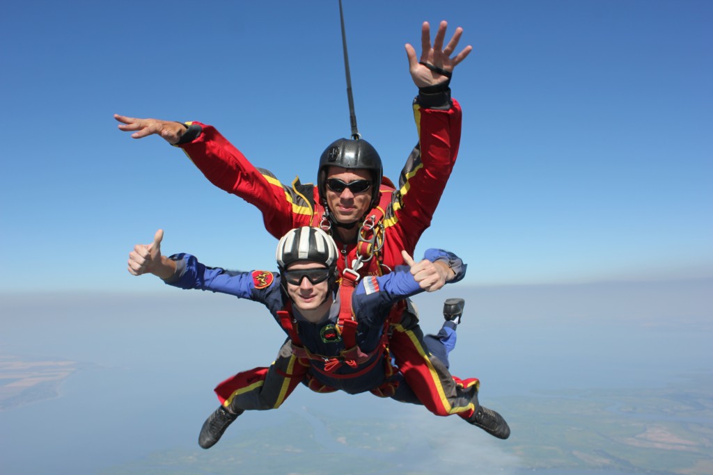Первый прыжок с парашютом в тандеме с инструктором в Азовском аэроклубе Первый прыжок с парашютом в тандеме с инструктором