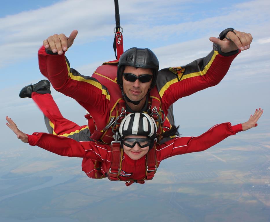 Первый прыжок с парашютом в тандеме с инструктором Натальи Первый прыжок с парашютом в тандеме с инструктором Натальи