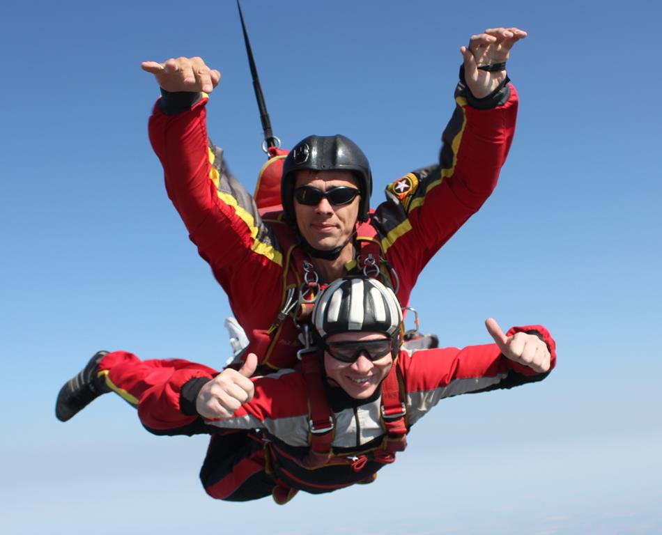 Первый прыжок с парашютом в тандеме с инструктором Степана Первый прыжок с парашютом в тандеме с инструктором Степана