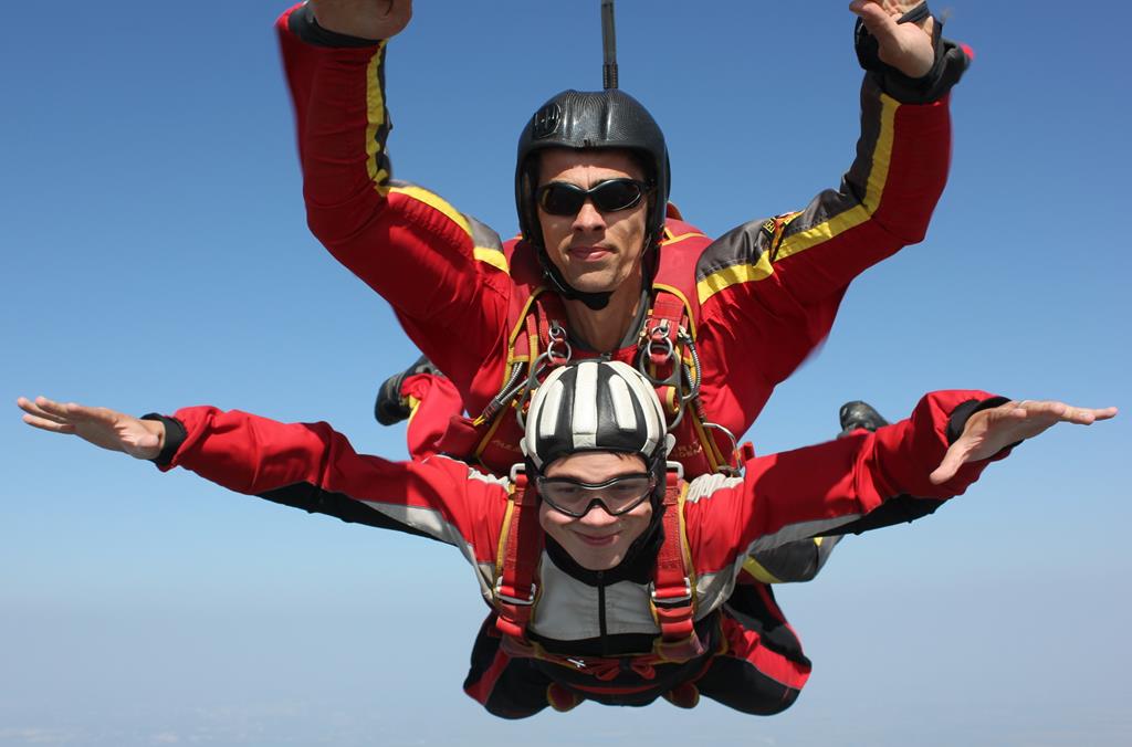 Первый прыжок с парашютом в тандеме с инструктором Юрия