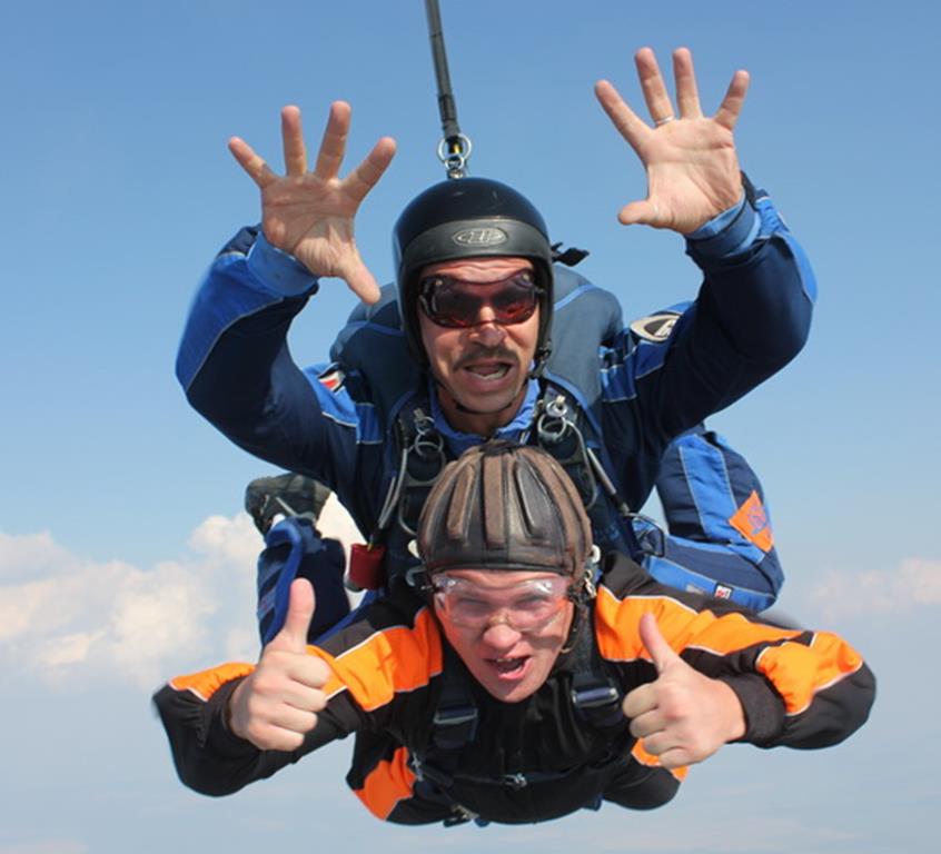 Первый прыжок с парашютом в тандеме с инструктором Артема Первый прыжок с парашютом в тандеме с инструктором Александры