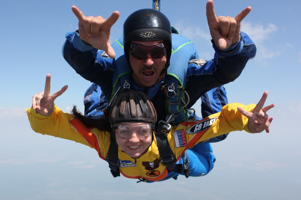 Первый прыжок с парашютом в тандеме с инструктором Яны Первый прыжок с парашютом в тандеме с инструктором Яны